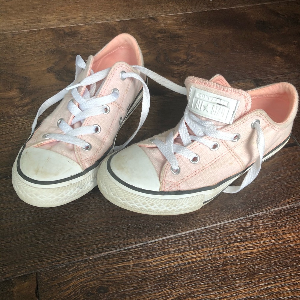 Youth girls size 1 Chuck Taylor Converse